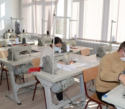 Photo d'élèves de l'école de couture technique de la municipalité serbe de Prokuplje