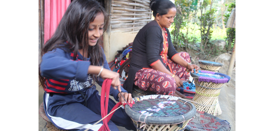 Image of mother and daughter weaving in Nepal