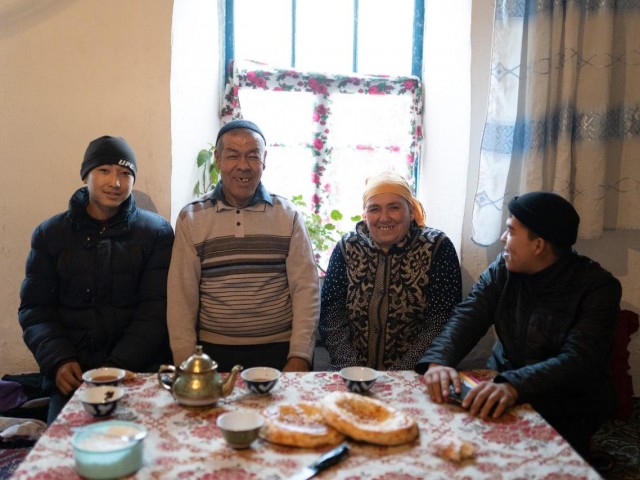 Photo of a migrant family from Kyrgyzstan
