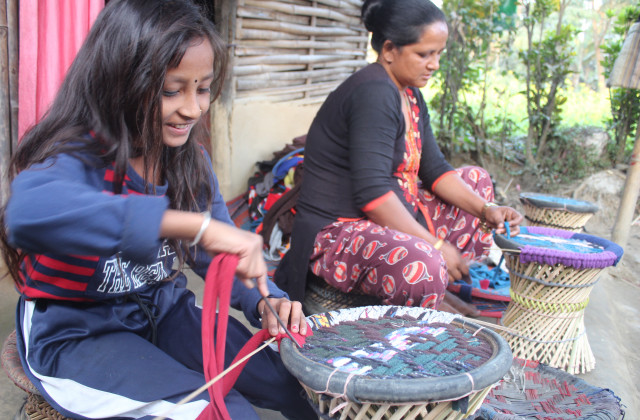 Image of mother and daughter weaving in Nepal