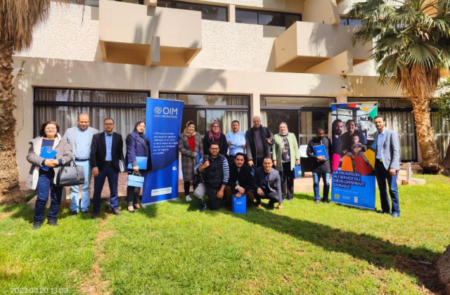 Photo des participant-e-s lors de l'atelier sur la santé et l'immigration à Oujda. Les gens. Les participants se tiennent à l'extérieur d'un bâtiment sur l'herbe.