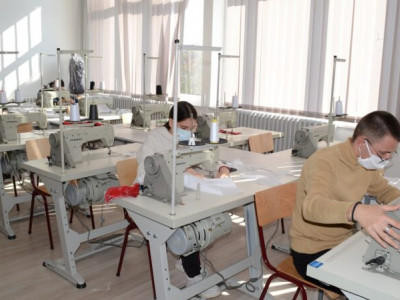 Imagen de los alumnos de la escuela de costura técnica del municipio serbio de Prokuplje