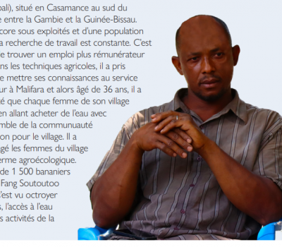 Photo de Secko Sakho, un migrant de retour au Sénégal, assis sur une chaise et portant une chemise sombre